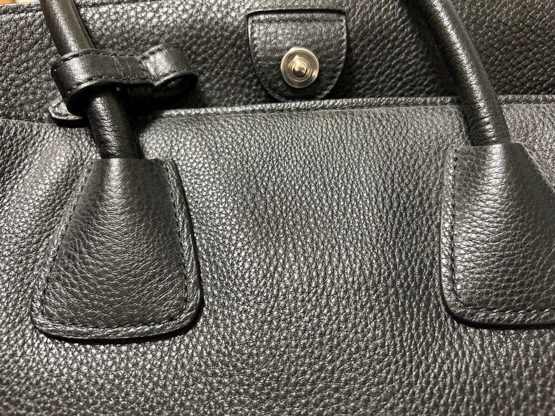 ほぼ新品 PRADA レザーバック黒 ストラップ付き