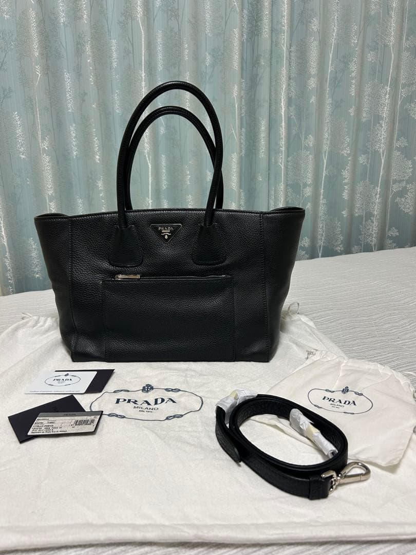 ほぼ新品 PRADA レザーバック黒 ストラップ付き