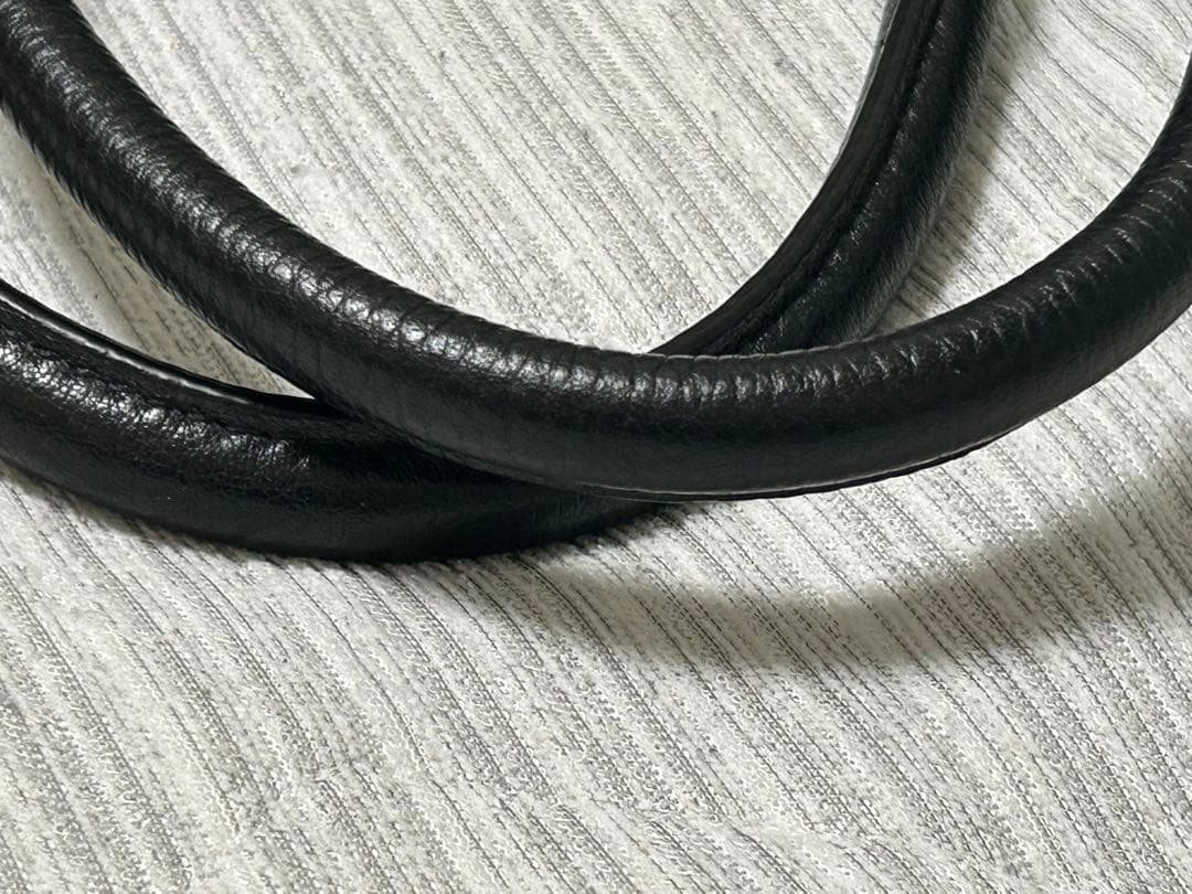 ほぼ新品 PRADA レザーバック黒 ストラップ付き