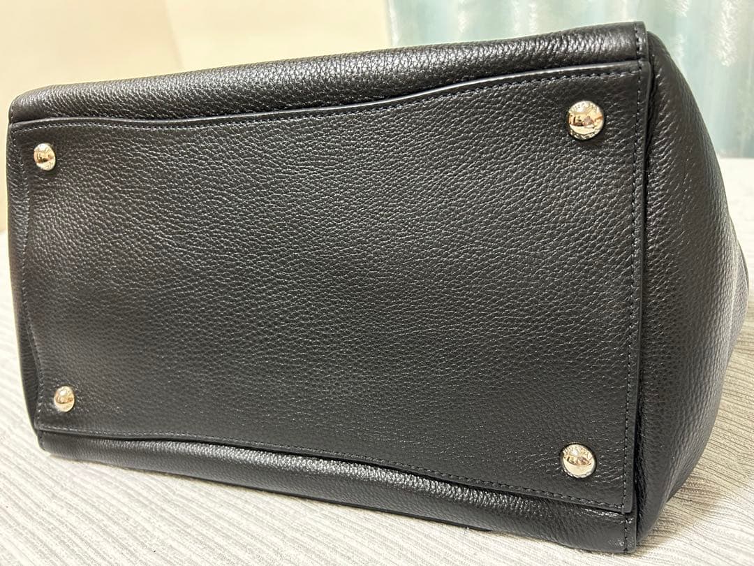 ほぼ新品 PRADA レザーバック黒 ストラップ付き
