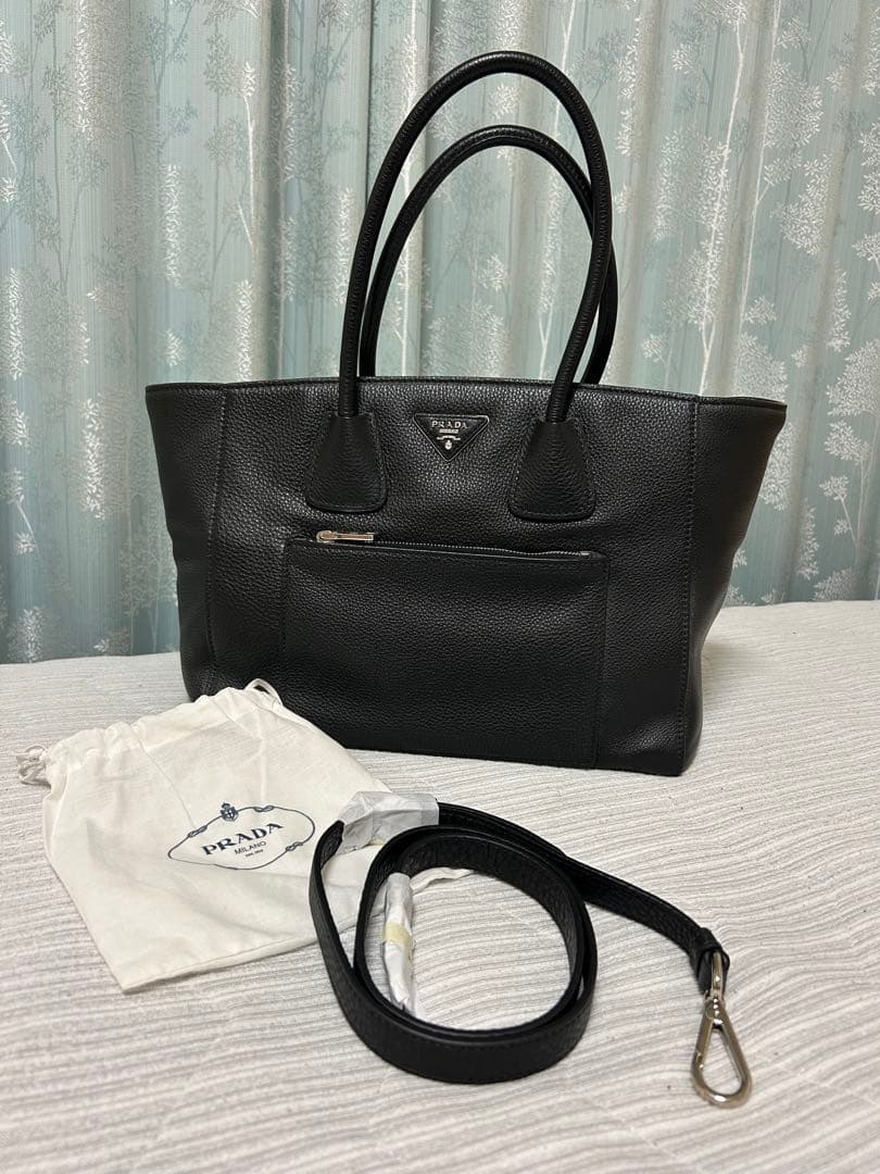 ほぼ新品 PRADA レザーバック黒 ストラップ付き