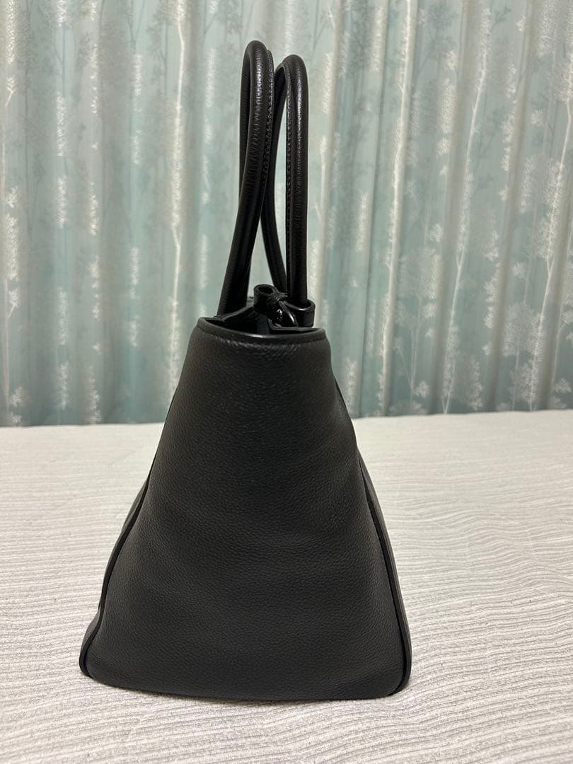 ほぼ新品 PRADA レザーバック黒 ストラップ付き