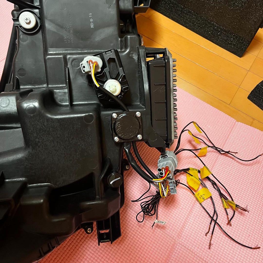 新品未使用ランドクルーザープラド150後期　三眼ヘッドライト