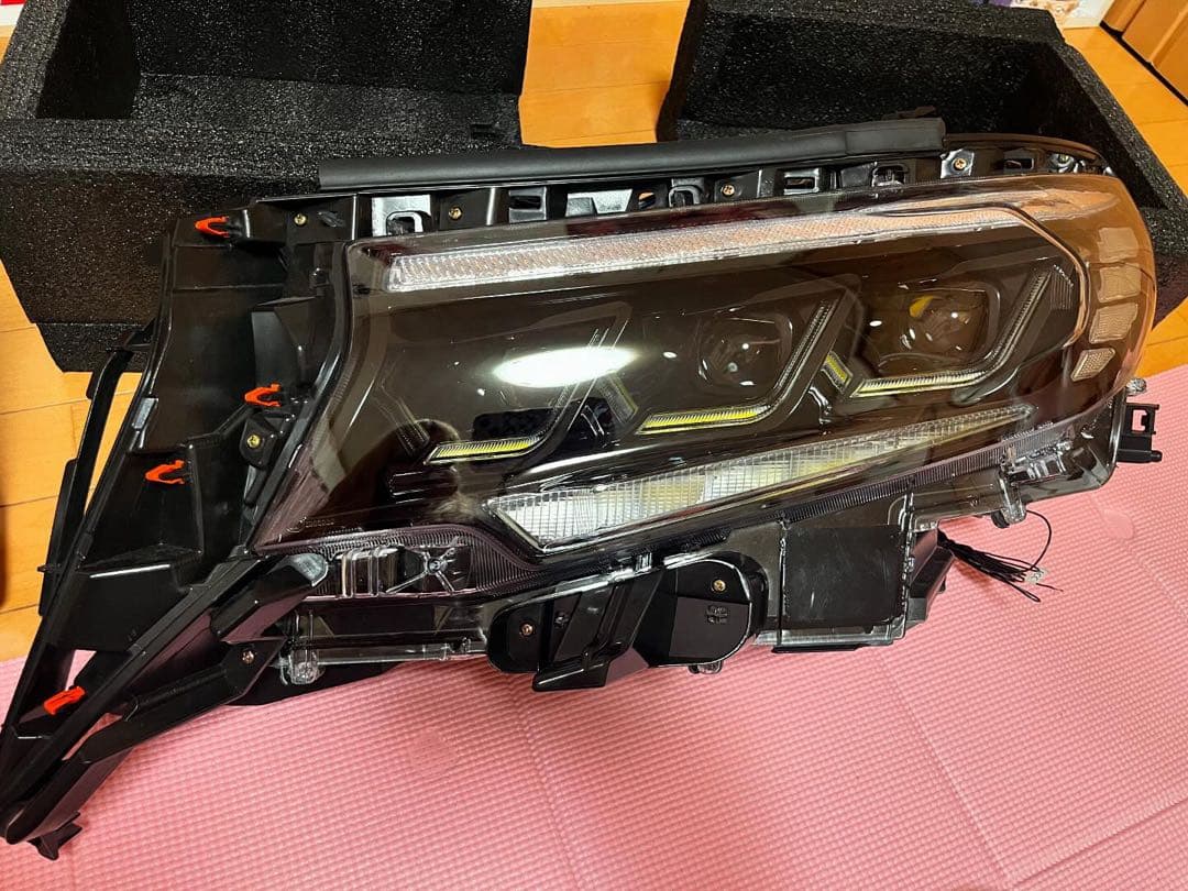 新品未使用ランドクルーザープラド150後期　三眼ヘッドライト