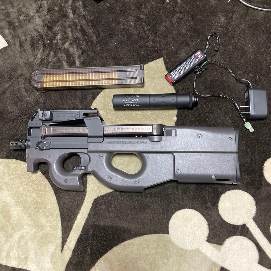 エアガン　東京マルイP90 予備マガジンとバッテリー付き