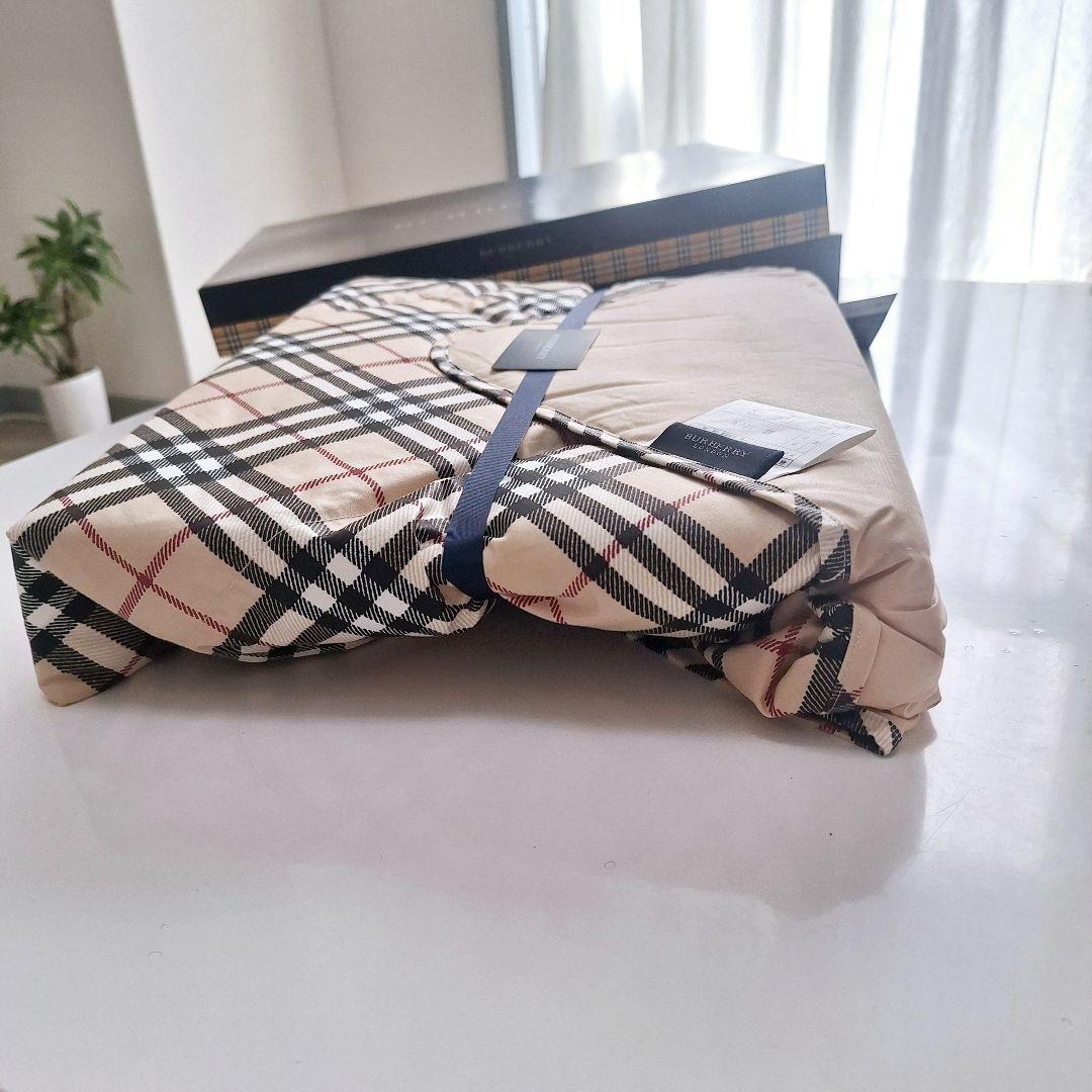 [新品]BURBERRY 羽毛ひざ掛け(肩当て) 150×70cm