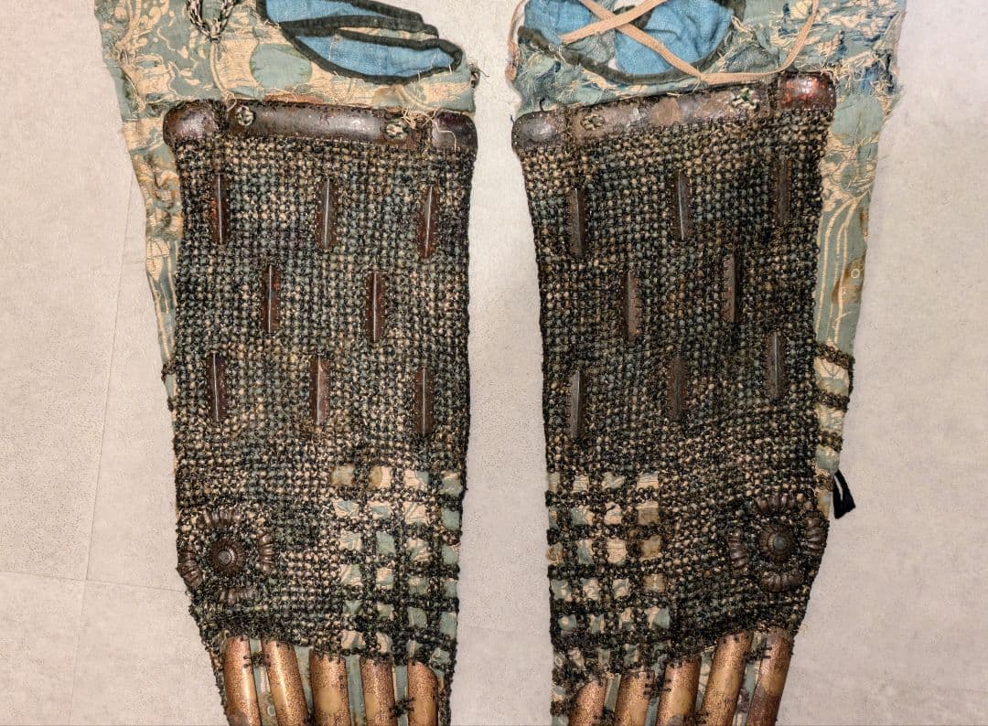 桃山から江戸初期 家紋 鉄製籠手 甲冑 面頬 前立て 武将 鎧 兜 武具 骨董