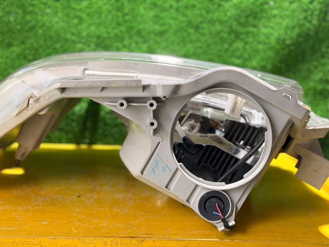 トヨタ 200系ハイエース 後期LED ヘッドライト KOITO 26-137右