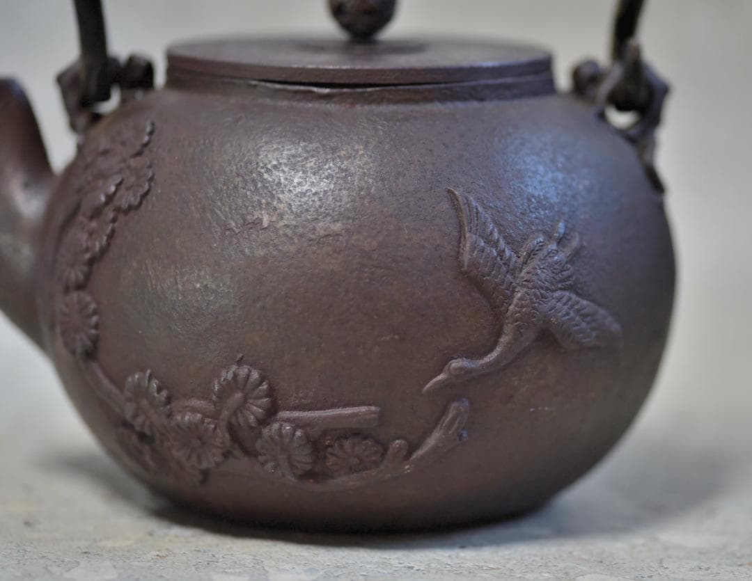 龍文堂造　小ぶりな松、鶴紋持ち手象嵌いり鉄瓶　囲炉裏