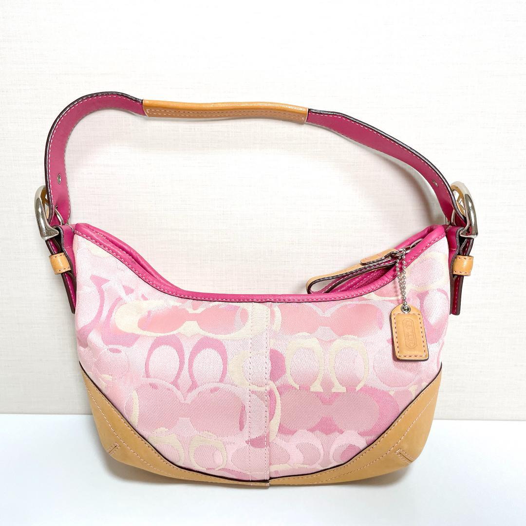 ときめきを運ぶ大人のピンク✨COACH オプティック シグネチャー ホーボー