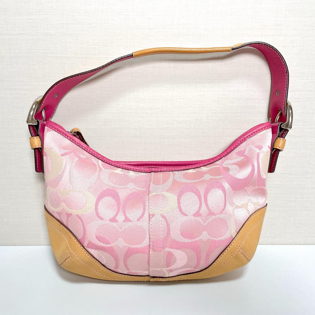 ときめきを運ぶ大人のピンク✨COACH オプティック シグネチャー ホーボー