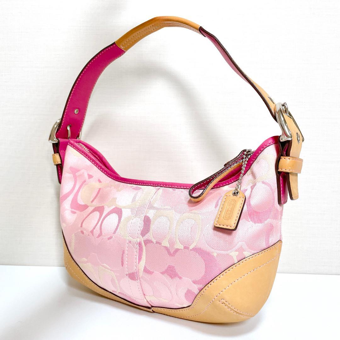ときめきを運ぶ大人のピンク✨COACH オプティック シグネチャー ホーボー