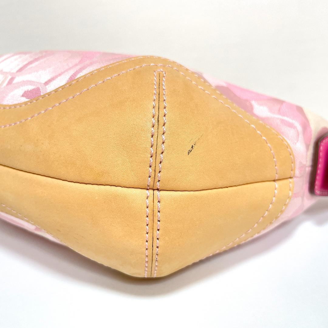 ときめきを運ぶ大人のピンク✨COACH オプティック シグネチャー ホーボー