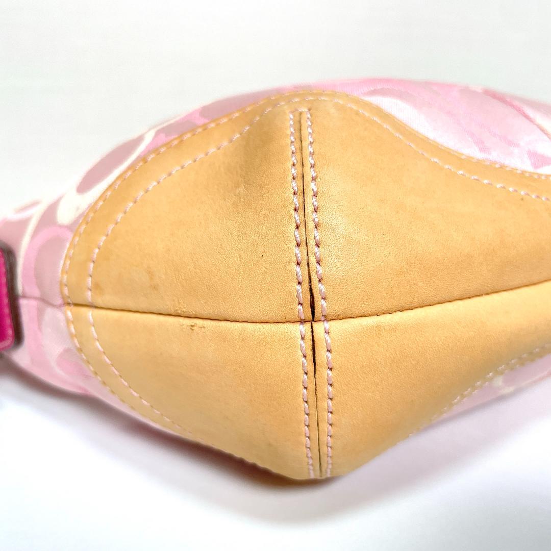 ときめきを運ぶ大人のピンク✨COACH オプティック シグネチャー ホーボー