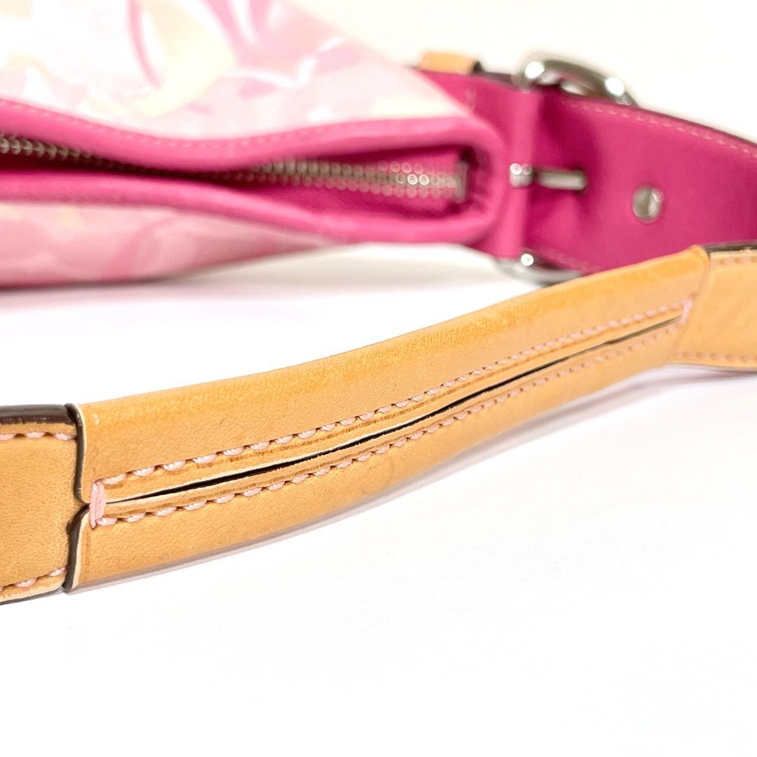 ときめきを運ぶ大人のピンク✨COACH オプティック シグネチャー ホーボー