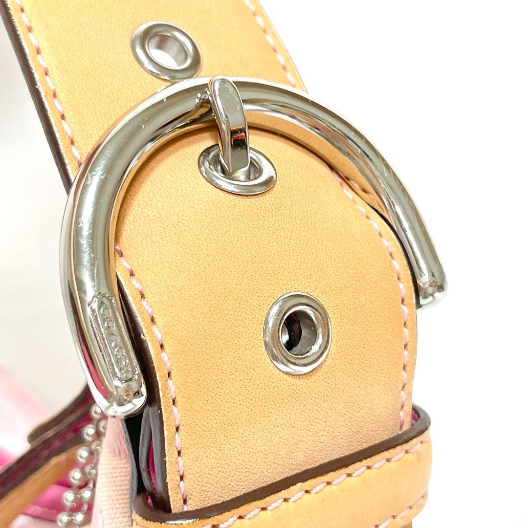 ときめきを運ぶ大人のピンク✨COACH オプティック シグネチャー ホーボー