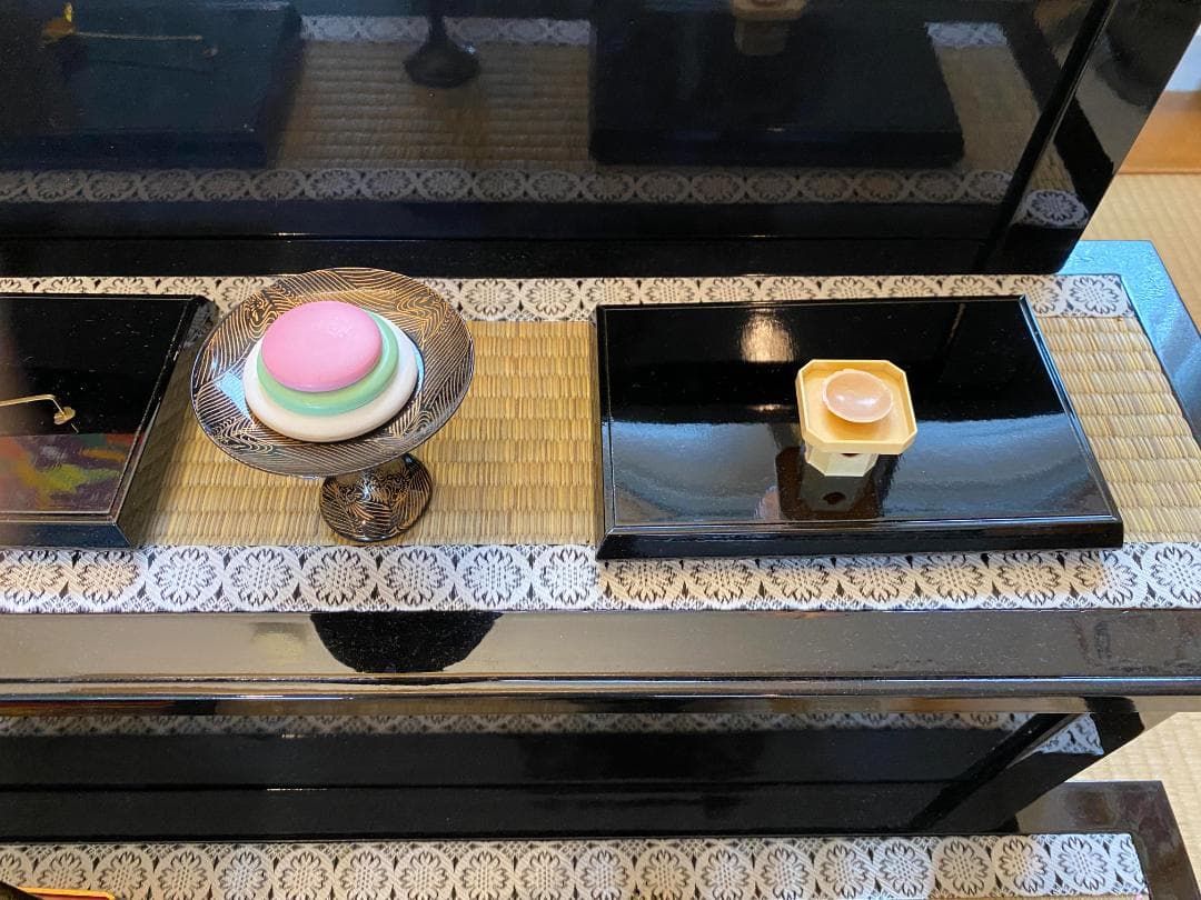 雛人形飾り 黒金　ひな壇三段飾り　人形なし