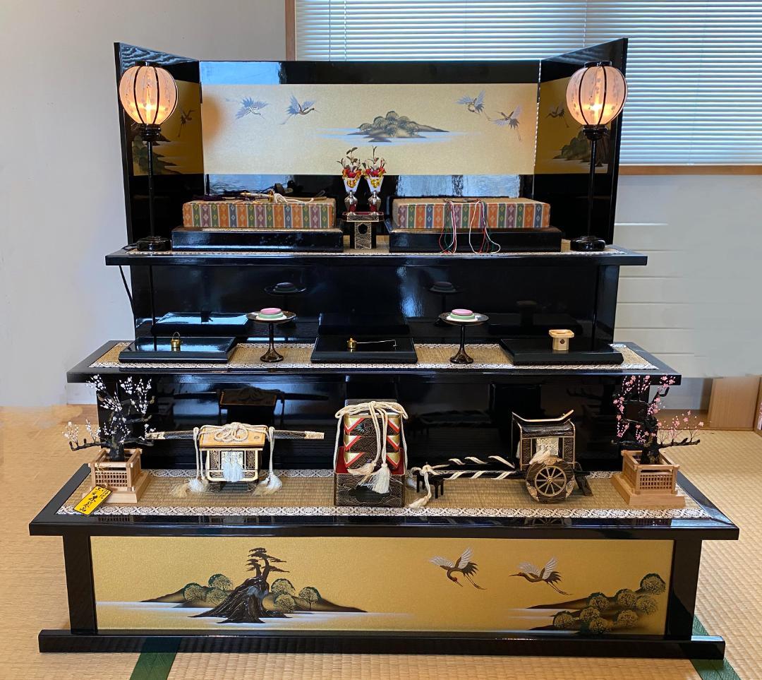 雛人形飾り 黒金　ひな壇三段飾り　人形なし