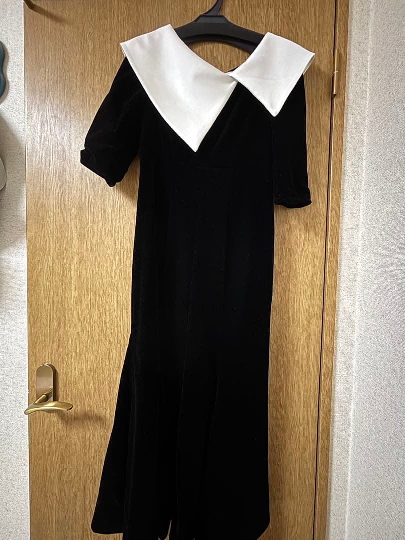 LEJA 黒・白 大きな襟 パーティードレス