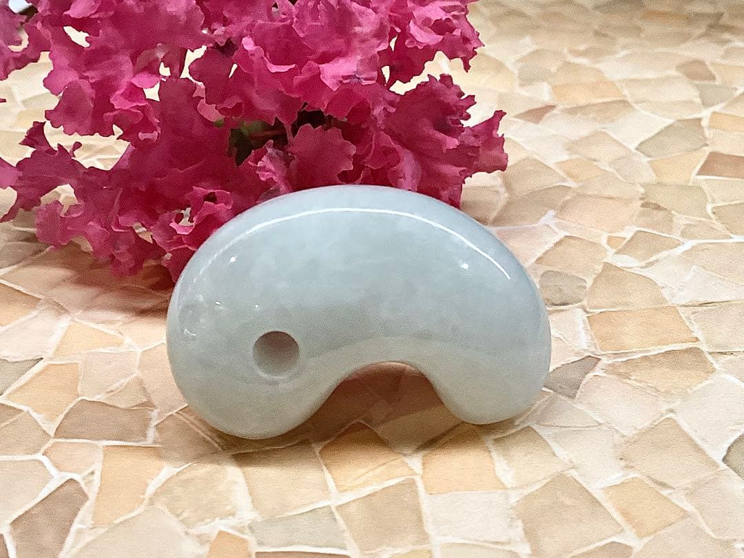 ✳買って損無し‼️氷肌アイスジェイド糸魚川翡翠　本物硬玉勾玉　守護石お守り鑑別書付