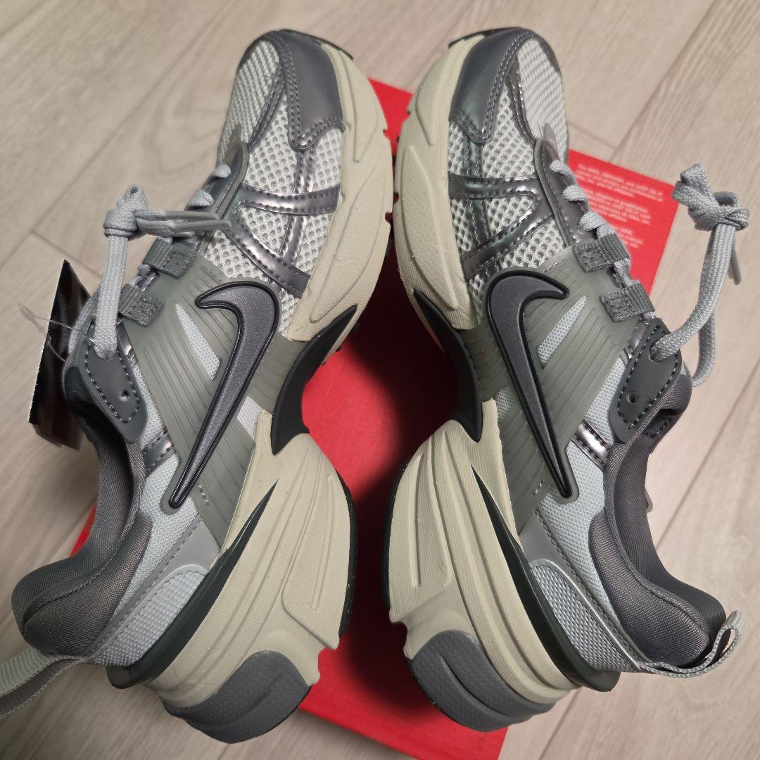 匿名発送　Nike 大人気カラー　WMNS V2K RUN　ウィメンズV2Kラン