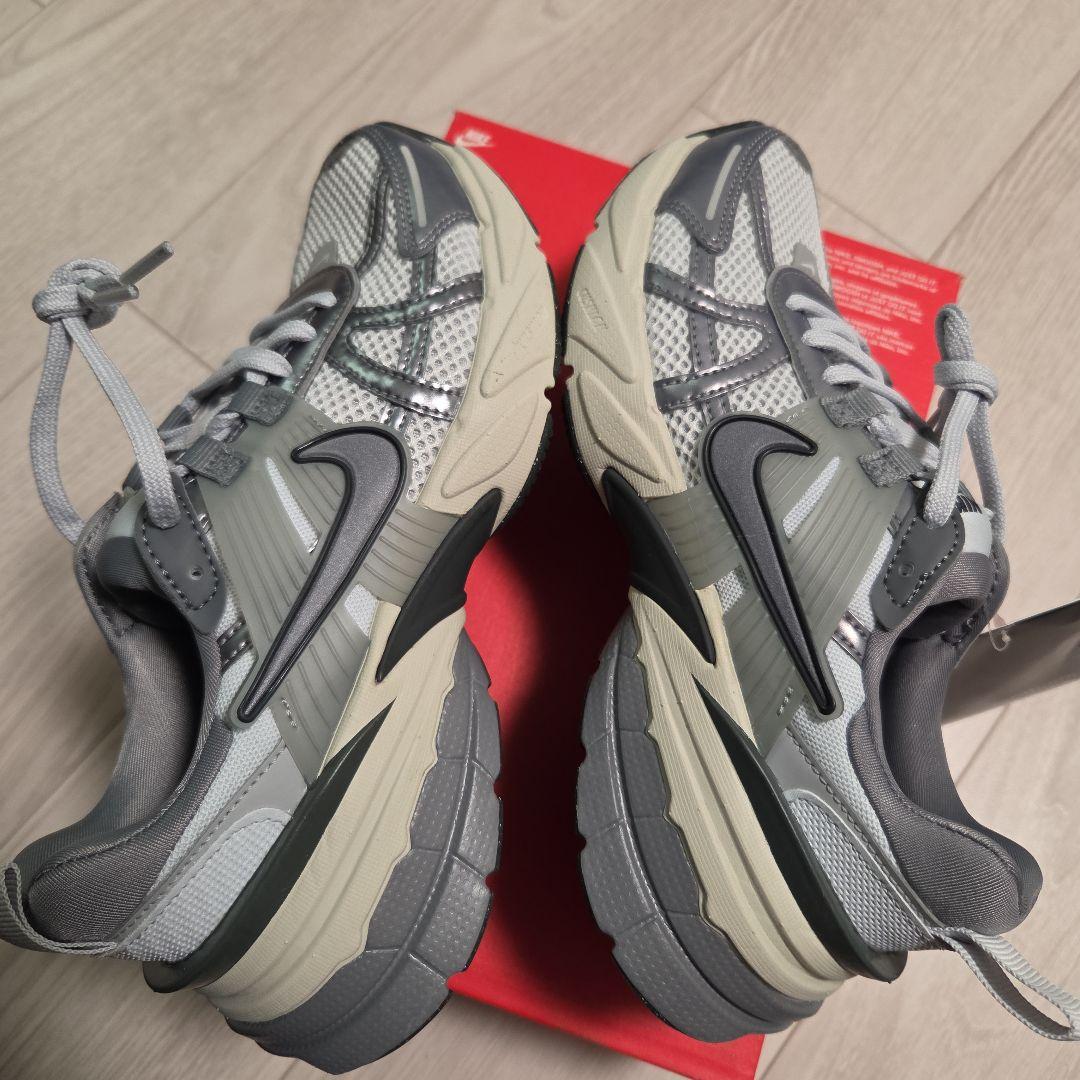 匿名発送　Nike 大人気カラー　WMNS V2K RUN　ウィメンズV2Kラン