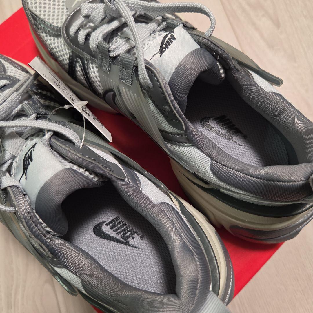 匿名発送　Nike 大人気カラー　WMNS V2K RUN　ウィメンズV2Kラン