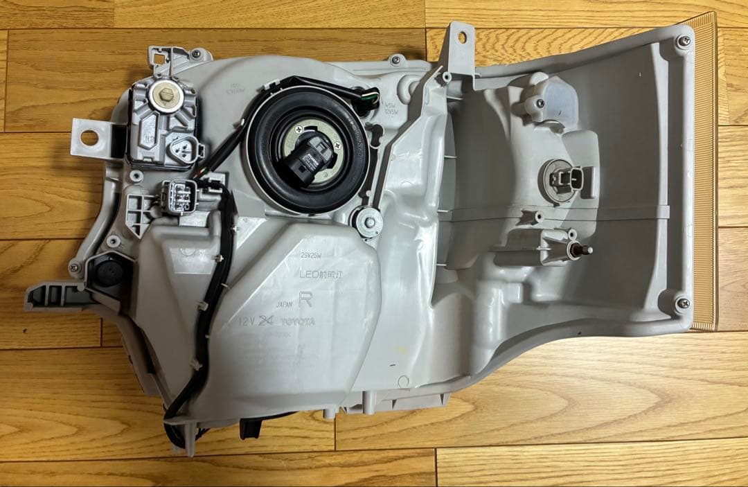 ハイエース 純正ヘッドライト 左右セット