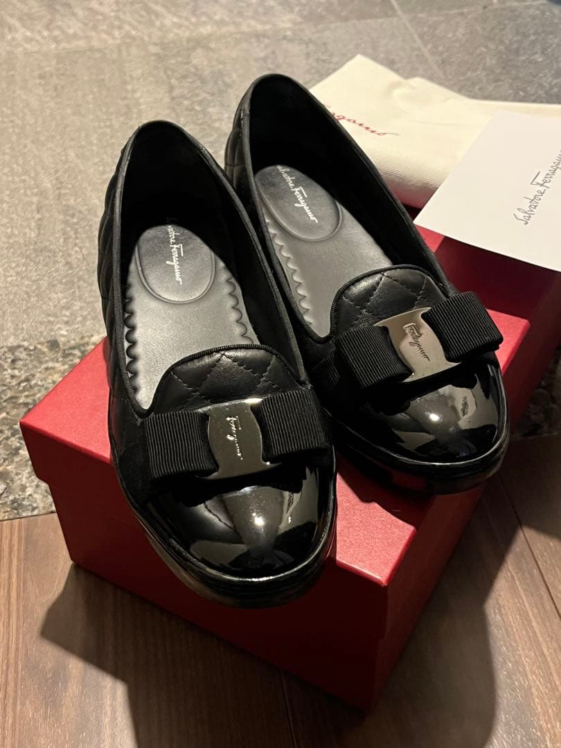 フェラガモ　キルティングバレエシューズ