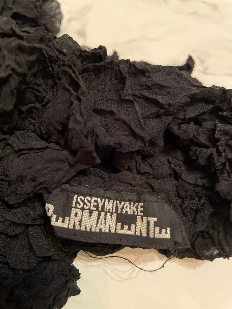 【美品】 イッセイミヤケ M長袖 トップス キーネックシワ加工 黒