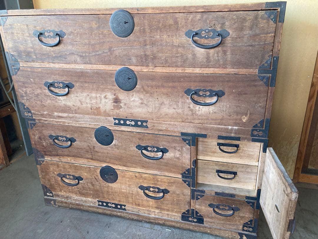 うなまま　　伝統的な和風デザインの木製箪笥