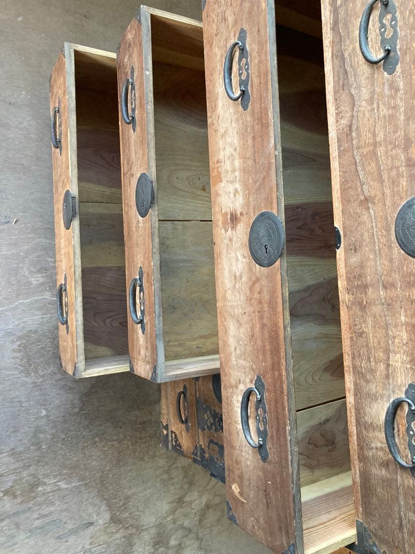 うなまま　　伝統的な和風デザインの木製箪笥