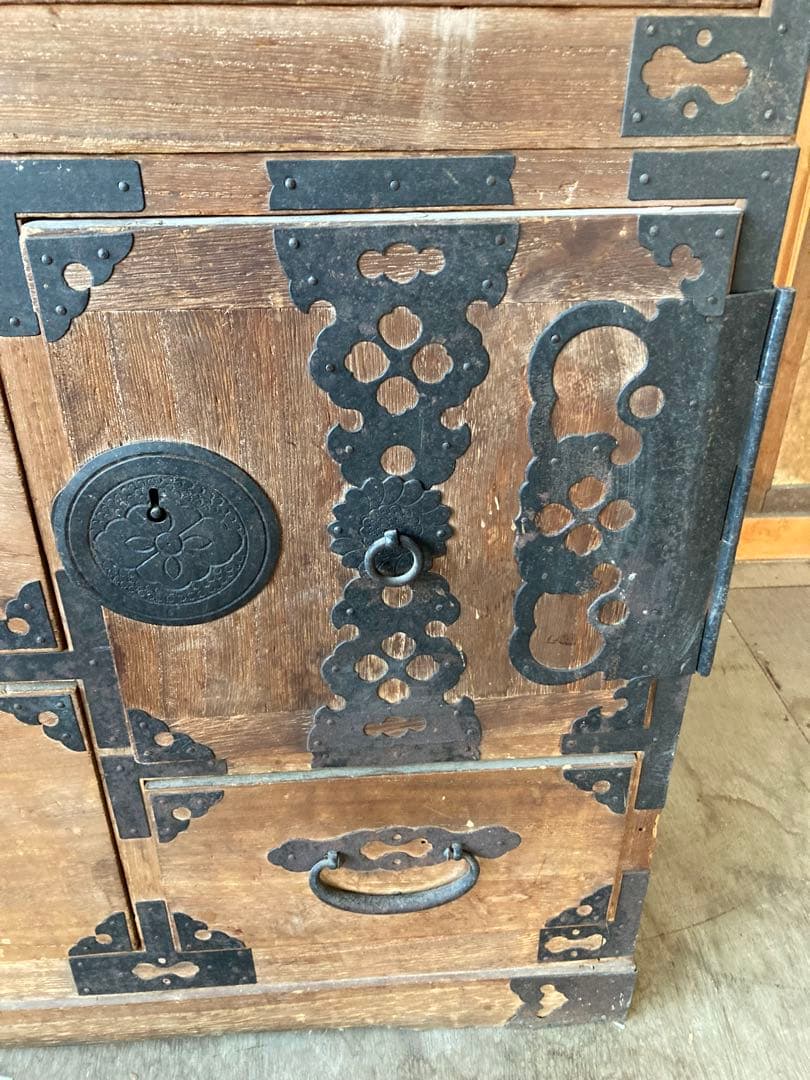 うなまま　　伝統的な和風デザインの木製箪笥