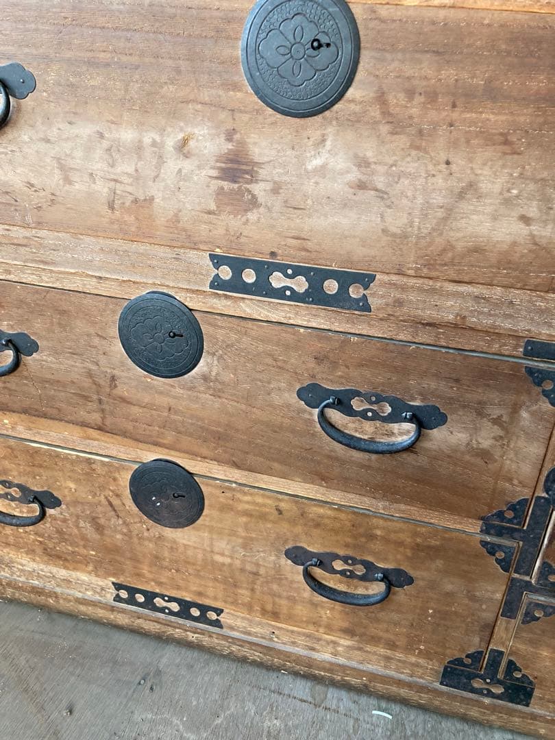 うなまま　　伝統的な和風デザインの木製箪笥