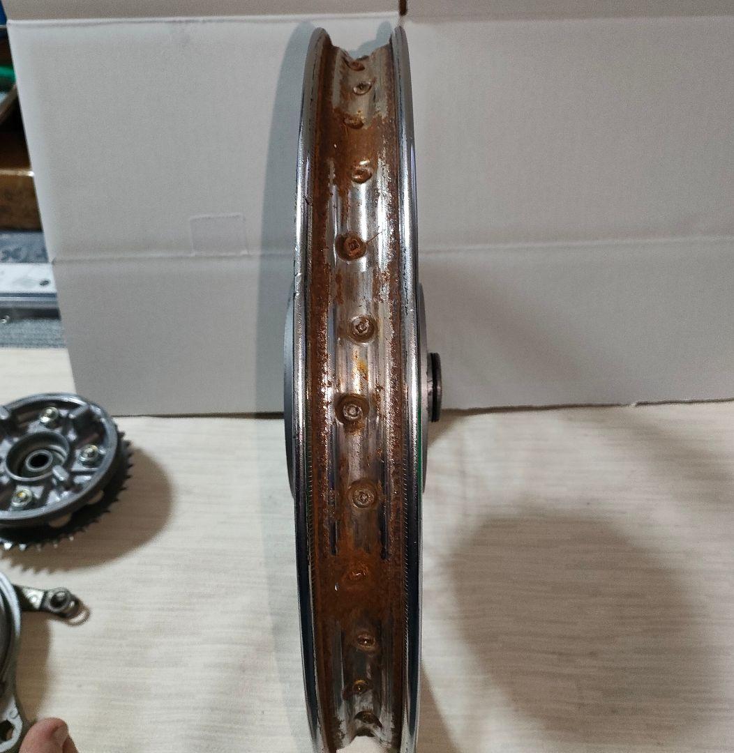 プレスカブ　リヤホイール、スイングアーム　リム腐食穴有り