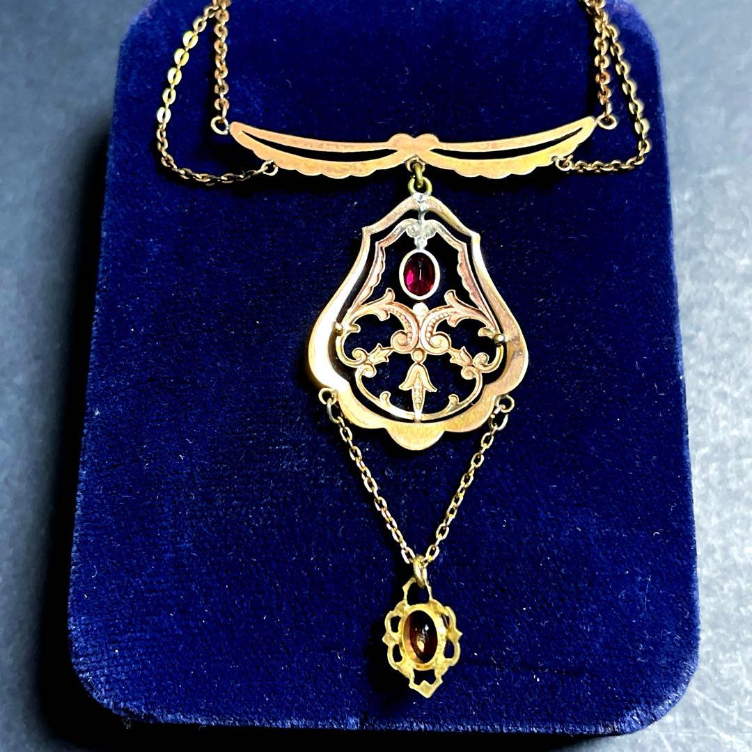 ヴィンテージ　エレガントなデザインのネックレス　石付き