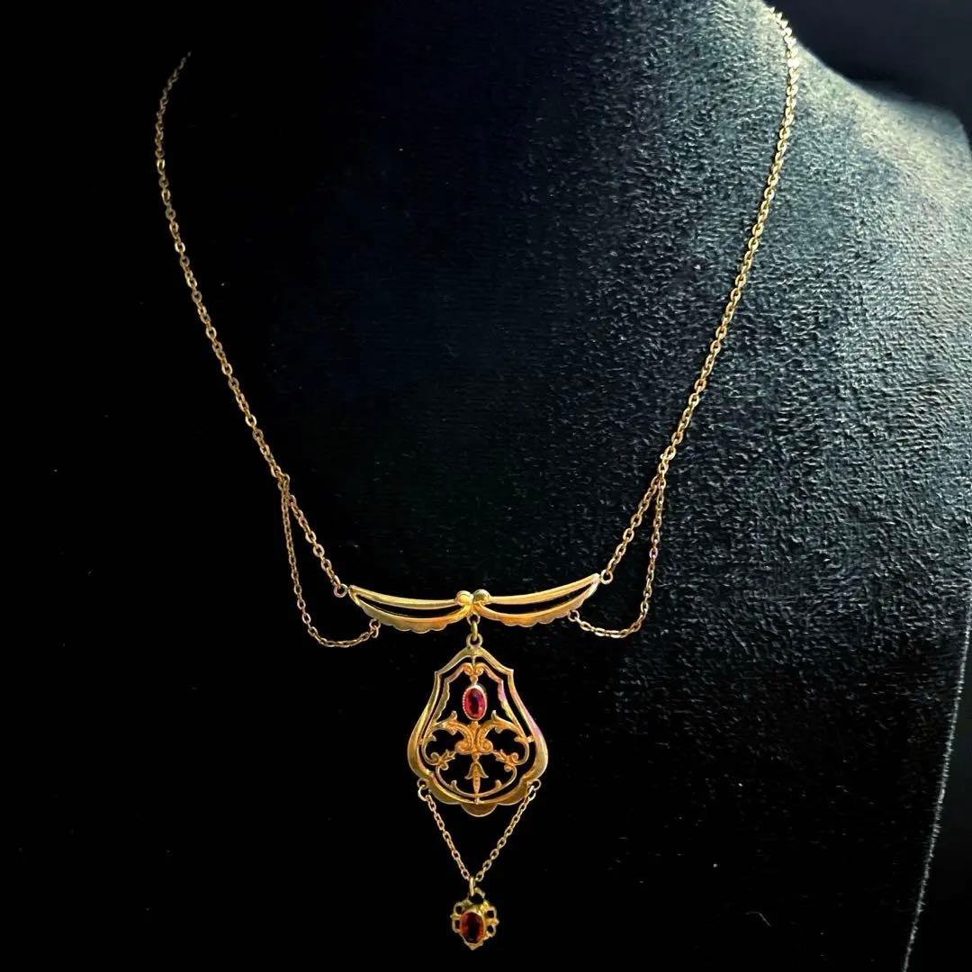 ヴィンテージ　エレガントなデザインのネックレス　石付き