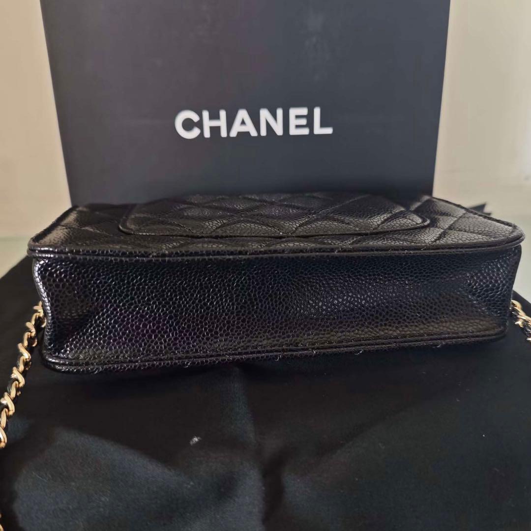 キルティングデザインのブラックレザーショルダーバッグ、ゴールドチェーン付き。