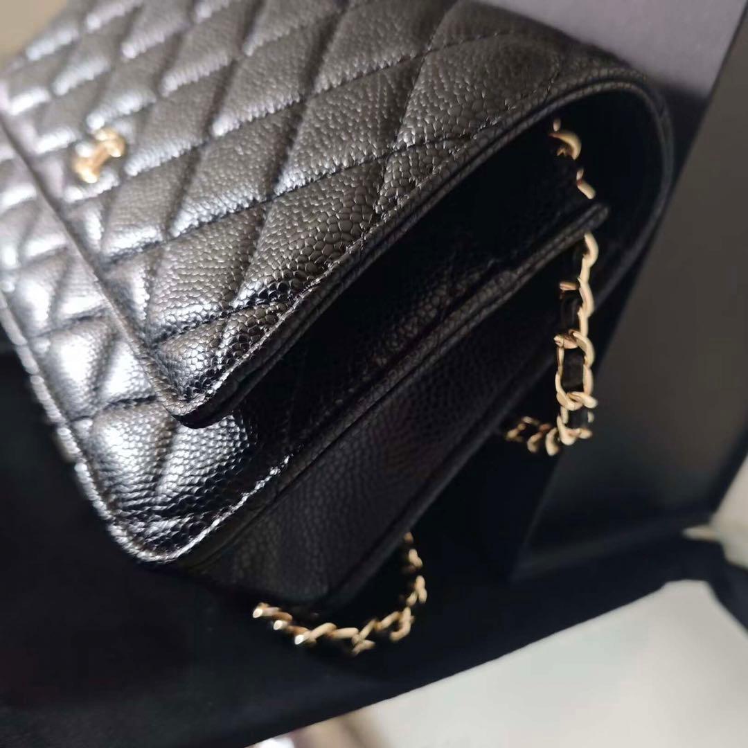 キルティングデザインのブラックレザーショルダーバッグ、ゴールドチェーン付き。