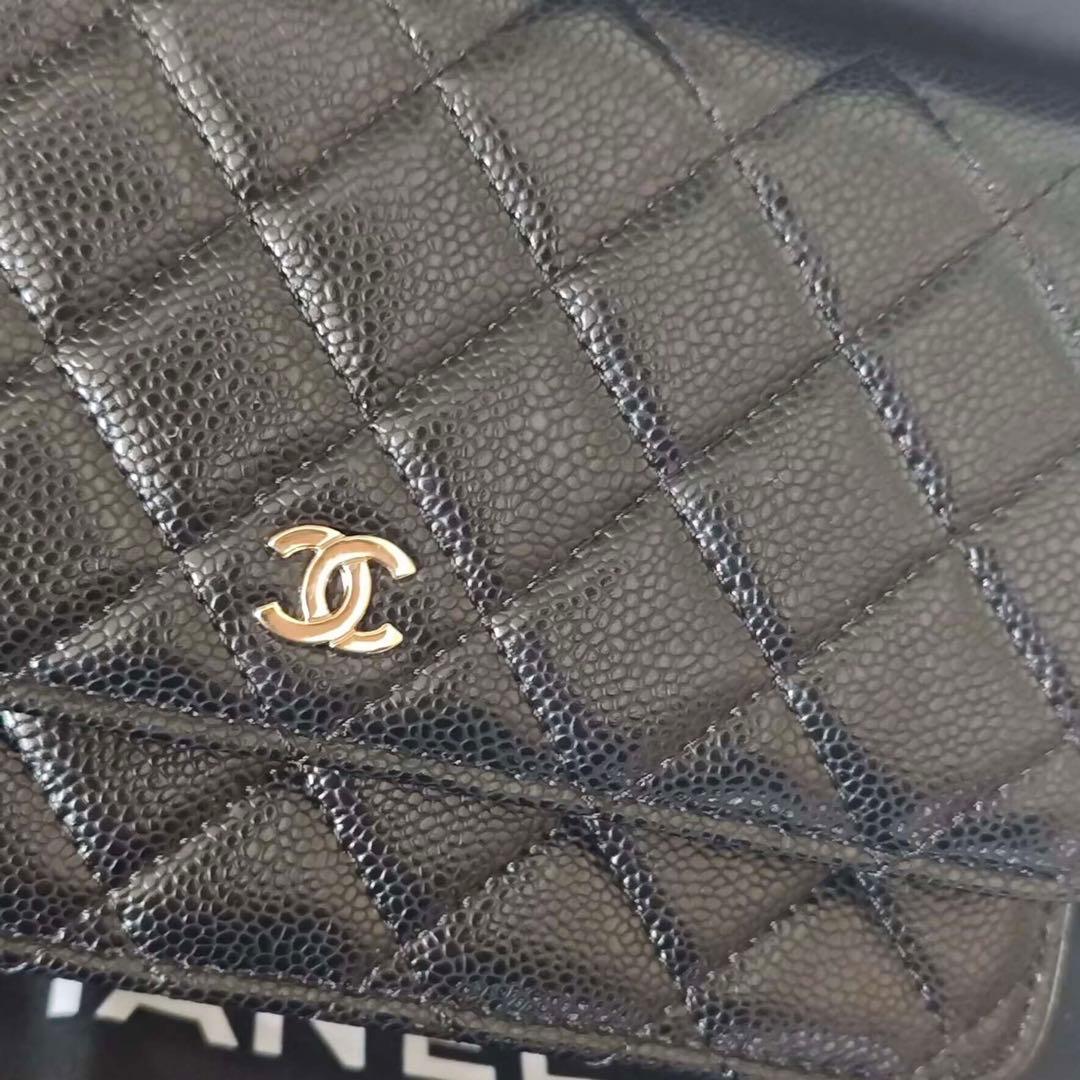 キルティングデザインのブラックレザーショルダーバッグ、ゴールドチェーン付き。