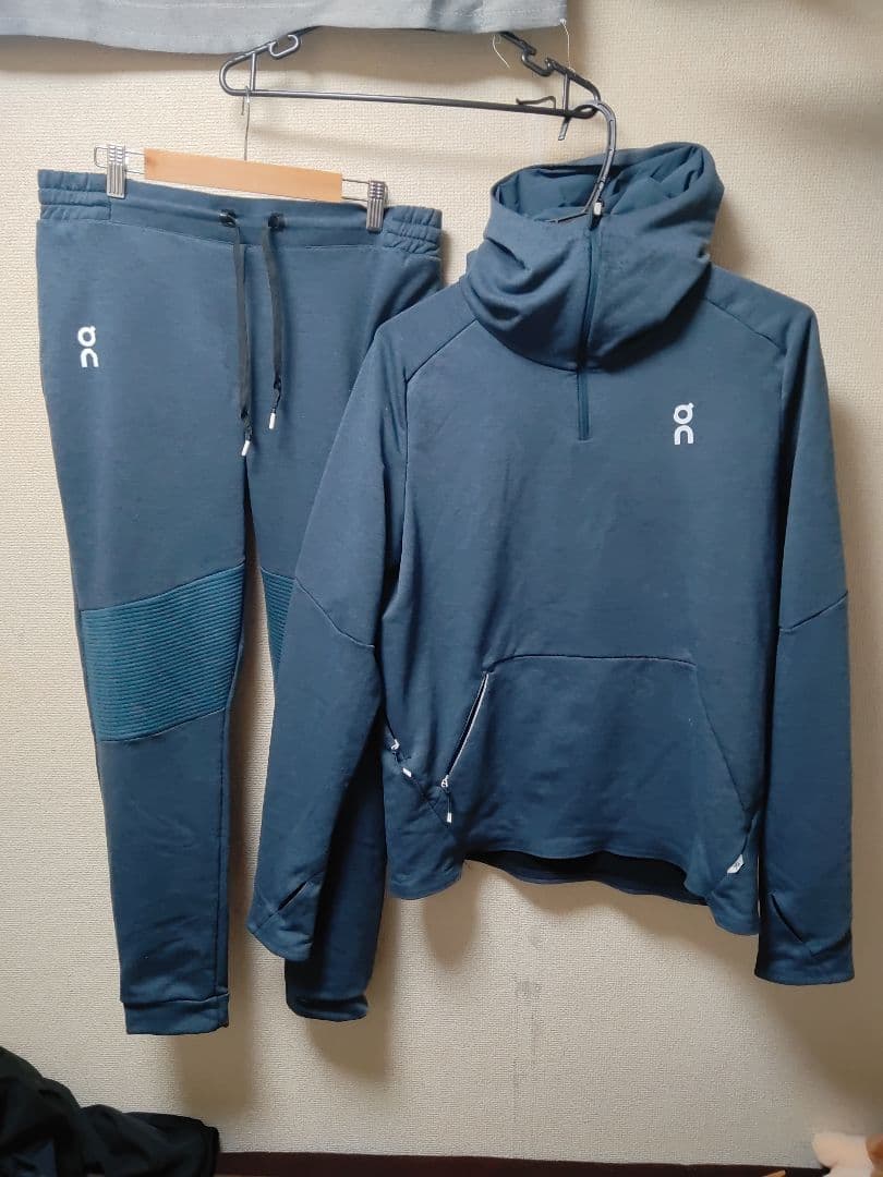 On ダークブルー スウェットセットアップ