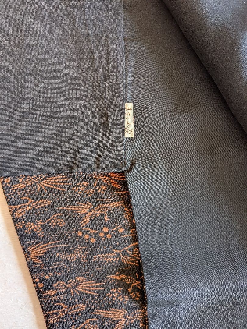 【未使用】黒地に煉瓦色の型染 花鳥文 縮緬 東京ますいわ屋 付下げ訪問着 正絹