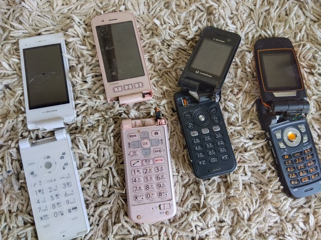ガラケーや卓上ホルダまとめ売りジャンク品