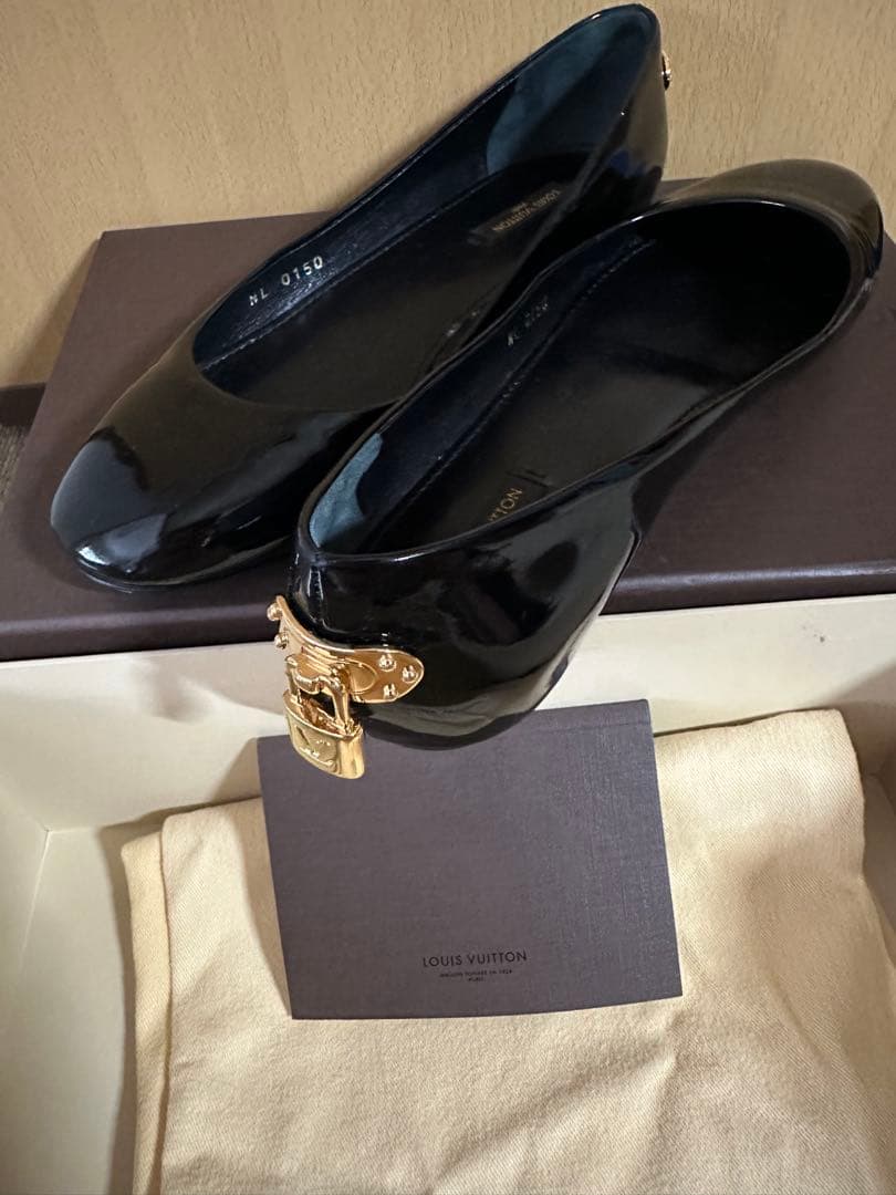 美品　LOUIS VUITTON ブラック フラットシューズ　37