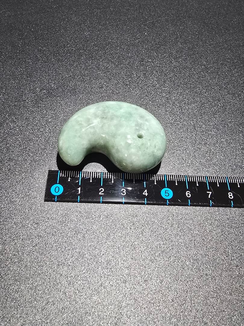 4 翡翠　天然　本翡翠　大型　勾玉　天然石　レア物　ヒスイ　天然石　鉱物　勾玉