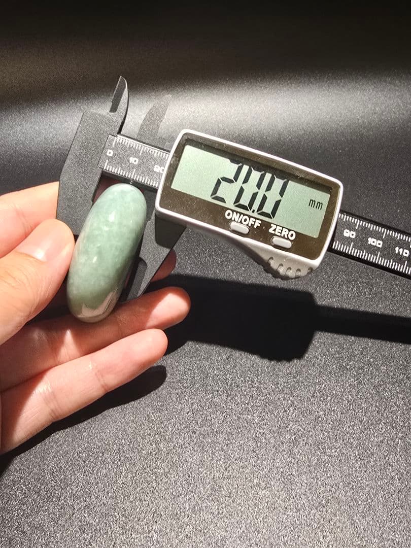 4 翡翠　天然　本翡翠　大型　勾玉　天然石　レア物　ヒスイ　天然石　鉱物　勾玉