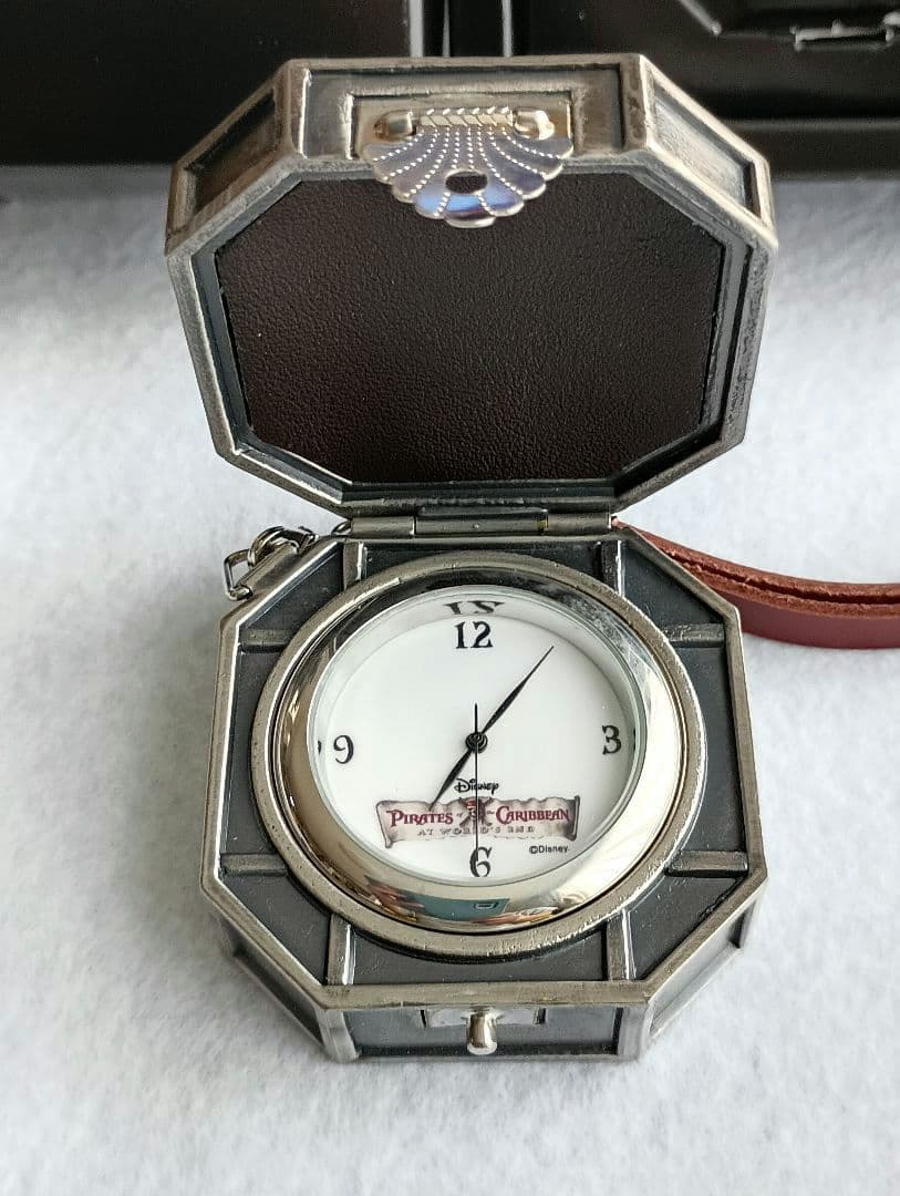 ディズニー パイレーツ・オブ・カリビアン コンパス型時計