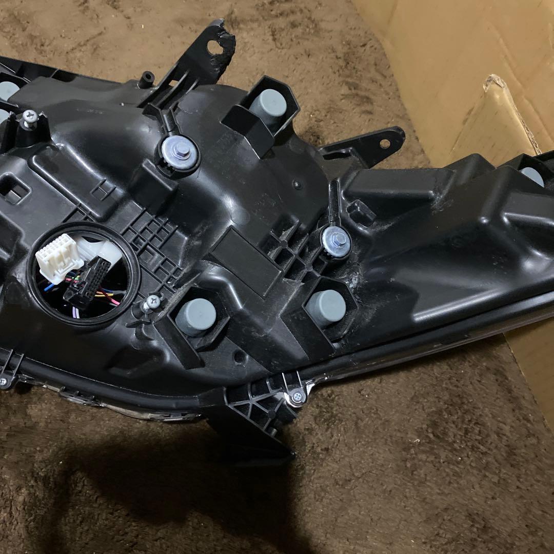 アルファードヘッドライト後期3眼