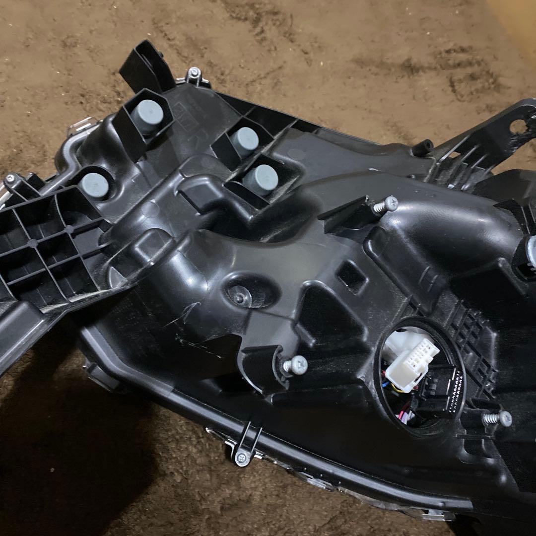 アルファードヘッドライト後期3眼