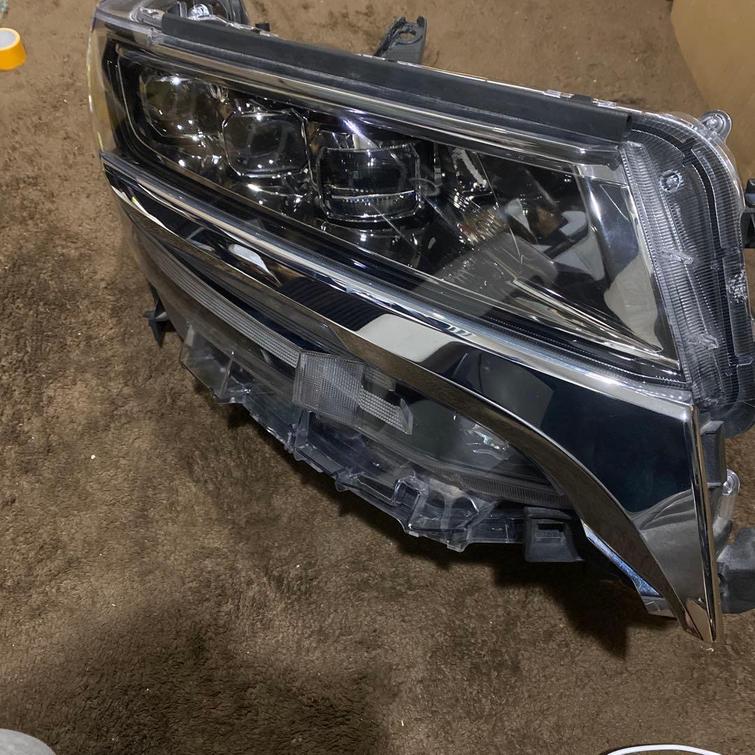 アルファードヘッドライト後期3眼